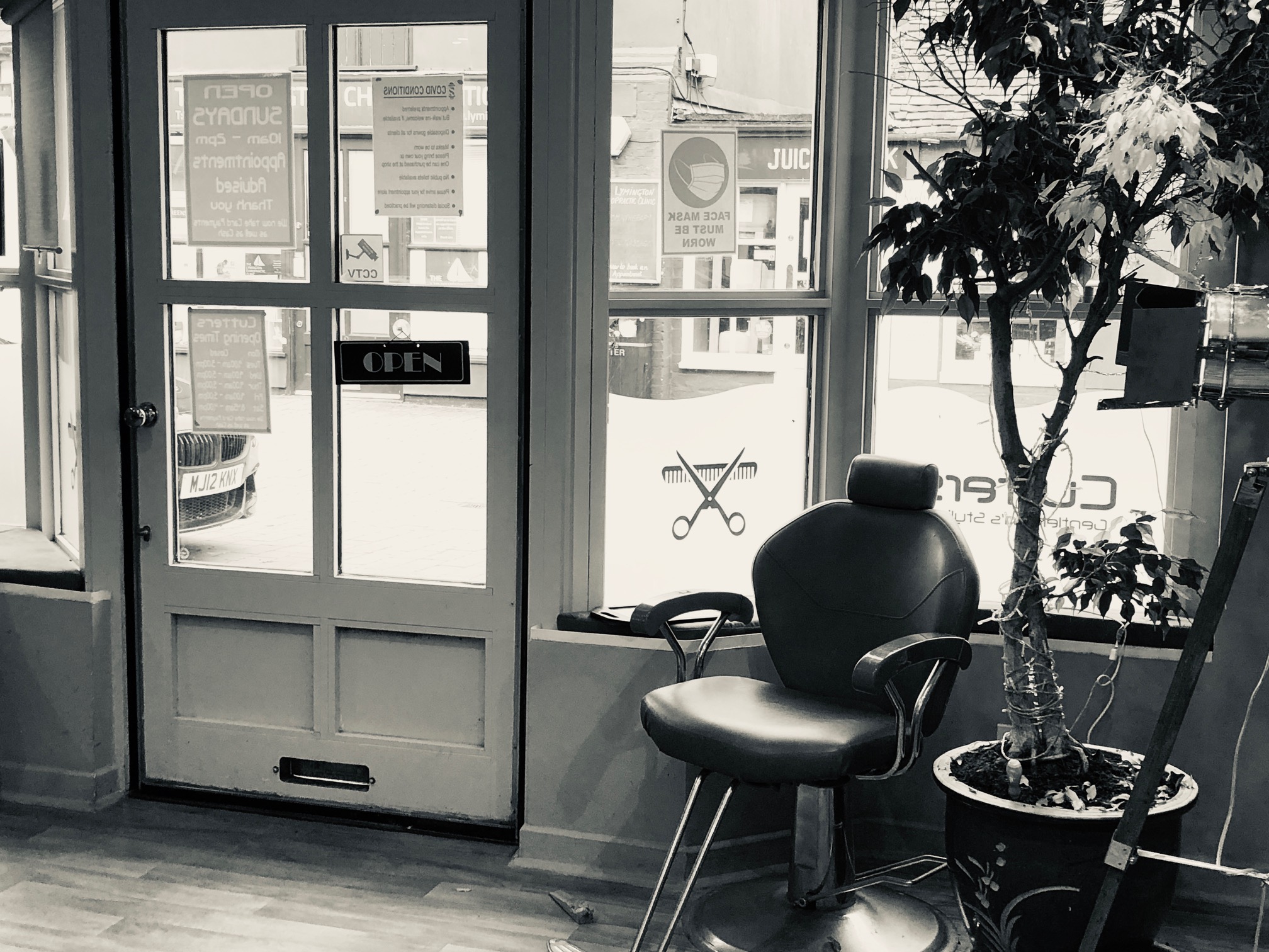 Cutters Gentlemans Stylists Barber hairdresser in Lymington Hampshire